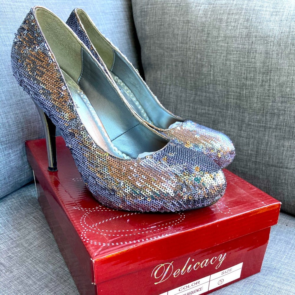 Delicacy Silver sequin pumps